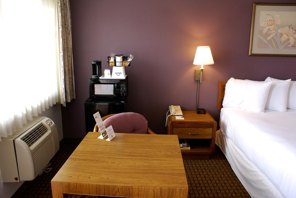 Days Inn Harbor View Сан-Диего Экстерьер фото